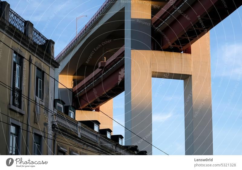 Teil der Hängebrücke 25 de Abril, die durch die Stadt Lissabon führt Brücke Portugal Ferien & Urlaub & Reisen Kettenbrücke 25 de abril brücke Großstadt