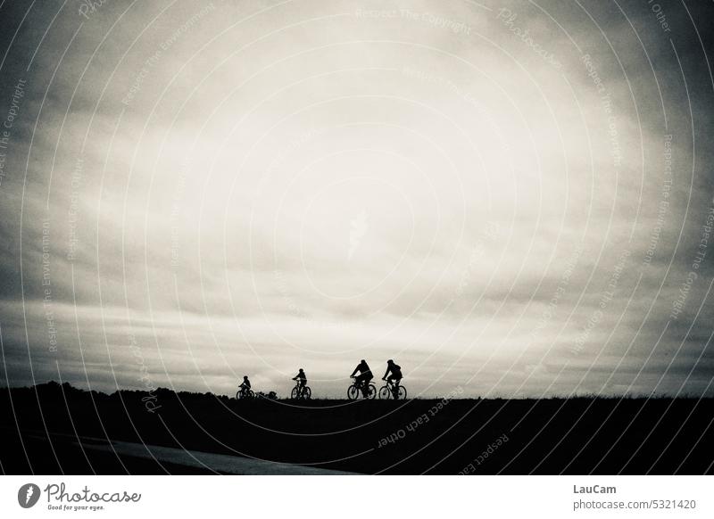 Radfahrer auf dem Deich Radfahren Silhouette Schatten düster dunkel Dämmerung Abend Fahrradfahren im Freien Himmel Wolken radeln