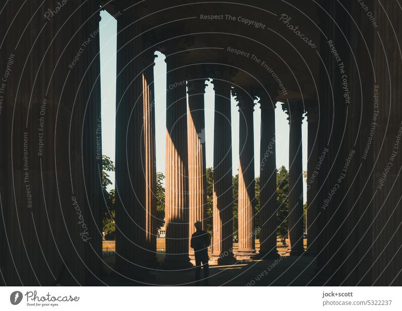 Lost Land Love II Gang durch die Kolonnade Kollonaden historisch Architektur Säulenreihe Sehenswürdigkeit Bauwerk Licht & Schatten Strukturen & Formen Mann