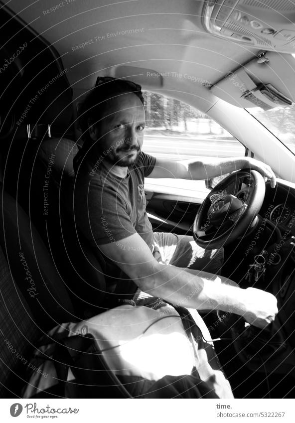 Lost Land Love II - Steuermann Mann Autofahren Kfz Straßenverkehr unterwegs Lenkrad Blick in die Kamera Oberkörper Arm Bart sitzen steuern lässig routiniert