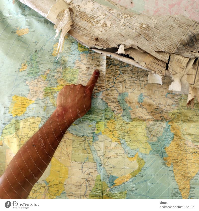 Nadel im Heuhaufen | irgendwo da (Lost Land Love II) Weltkarte Arm Hand Spuren Risse kaputt Landkarte zeigen abgerissen abblättern Finger Erdkunde Geographie