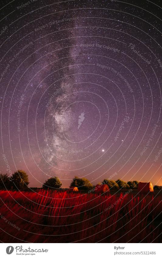 Spuren von Meteoren am Nachthimmel. Natural Real Night Sky Sterne mit Milchstraße über Feld Wiese nach der Ernte. Landwirtschaftlichen bunten Hintergrund kopieren Raum