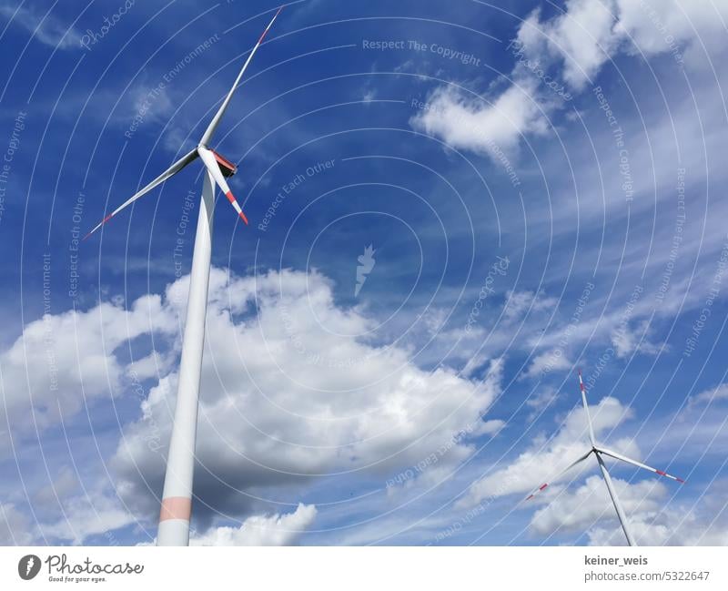 Windräder für regenerative erneuerbare Windenergie ohne fossile Brennstoffe in Zeiten der Energiewende Windenergieanlagen Erneuerbare Energie Energiegewinnung