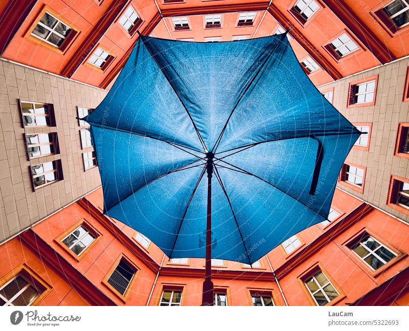 Trocken im Innenhof - Regenschirm mit perfekter Passform achteckig Achteck schlechtes Wetter Froschperspektive nass Schirm Regenschutz Wassertropfen Fenster