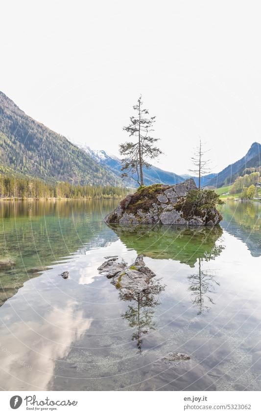 kleine Felseninsel im See mit Spiegelung Hintersee Bäume Bergsee Berge Spiegelung im Wasser Himmel Seeufer Bayern Reflexion & Spiegelung
