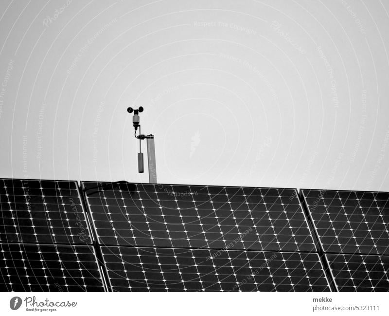 Solar und Wind in Kombination Ökostrom Klimawandel Solarzelle Photovoltaik solarpanel Solarmodul regenerativ Energie sparen Elektrizität Schatten alternativ