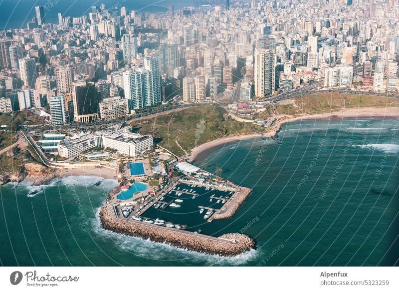 Beirut Libanon Stadt Außenaufnahme Stadtzentrum Hochhaus Strand Hafen wolkenkratzer Skyline Großstadt Farbfoto Gebäude Architektur Jachthafen