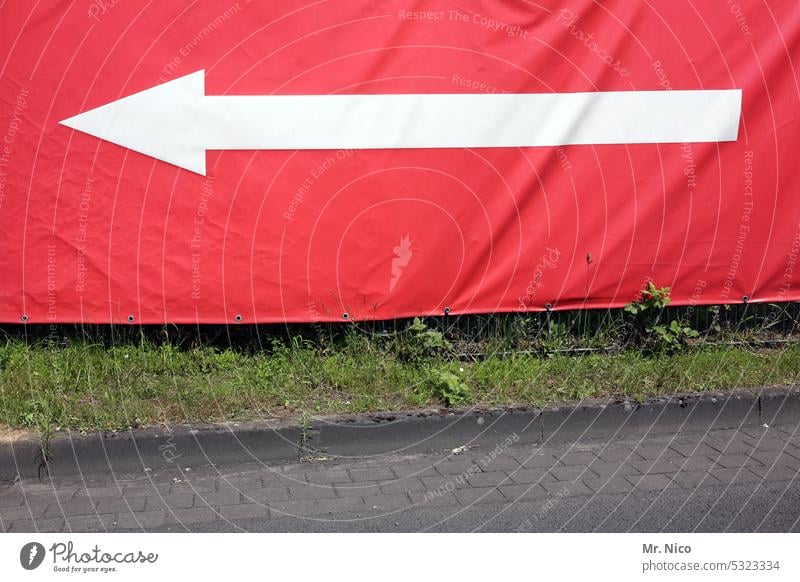 weißer Pfeil auf rotem grund richtungweisend Richtung Wegweiser links Wege & Pfade abbiegen links abbiegen Orientierung Schilder & Markierungen