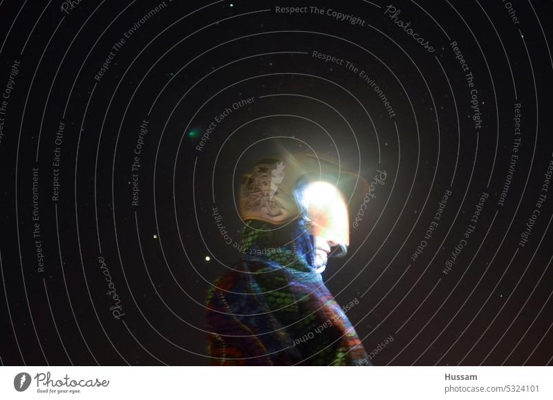 Foto-Konzept über eine Person, die einen Helm mit Himmel Hintergrund wie ein Astronaut Außenaufnahme Farbfoto fliegen Raumfahrt Mensch Freiheit Abenteuer Pilot