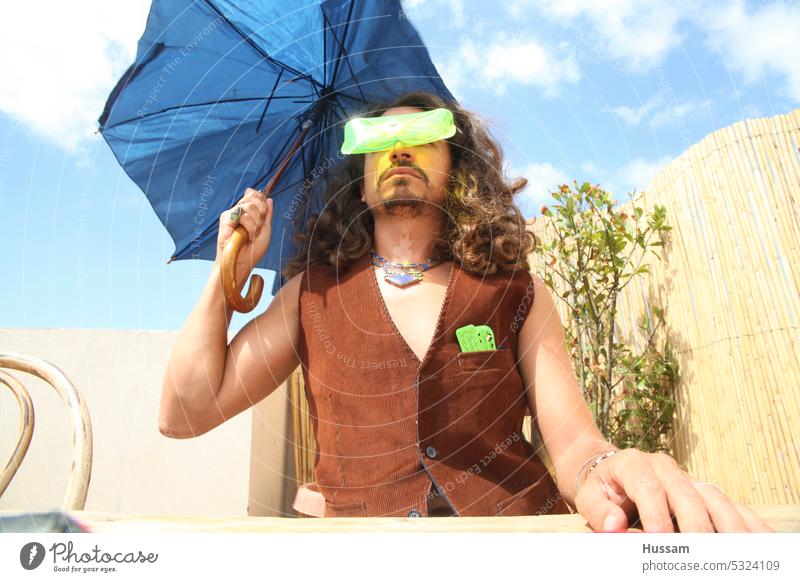 Konzeptfoto einer Person, die seltsame Mode für das Burning Man Festival auf einem Balkon mit einem kaputten Regenschirm trägt Sommerurlaub Sommerfest