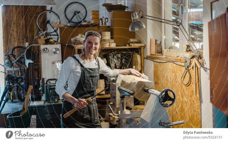 Porträt einer selbstbewussten Handwerkerin in ihrer Werkstatt echte Menschen Holzwerkstatt Zimmerer Unternehmer Kompetenz Kreativität Herstellung Hobby kreativ