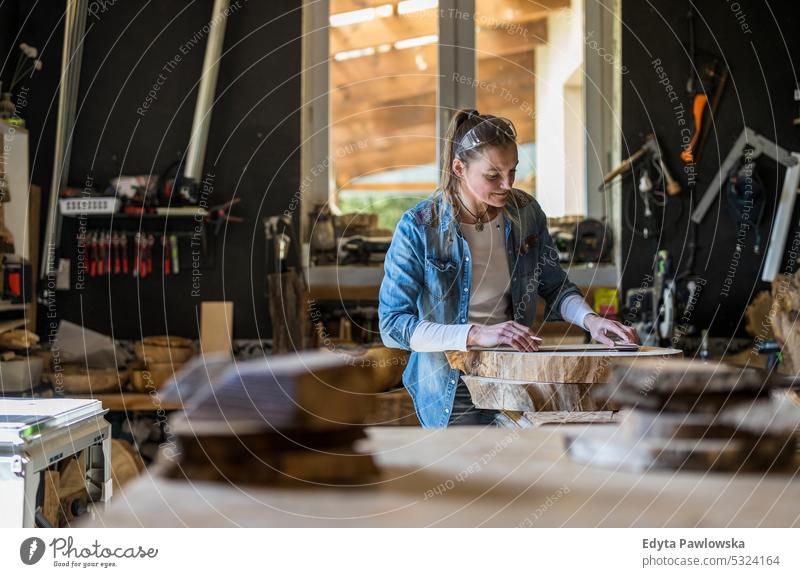 Handwerkerin bei der Arbeit mit Holz in einer Schreinerwerkstatt echte Menschen Holzwerkstatt Zimmerer Unternehmer Kompetenz Werkstatt Kreativität Inszenierung