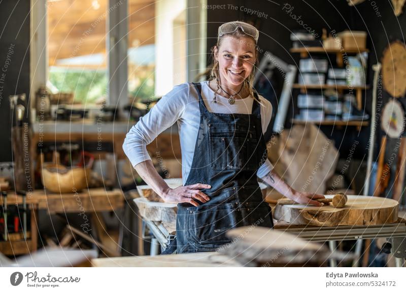 Porträt einer selbstbewussten Handwerkerin in ihrer Werkstatt echte Menschen Holzwerkstatt Zimmerer Unternehmer Kompetenz Kreativität Herstellung Hobby kreativ