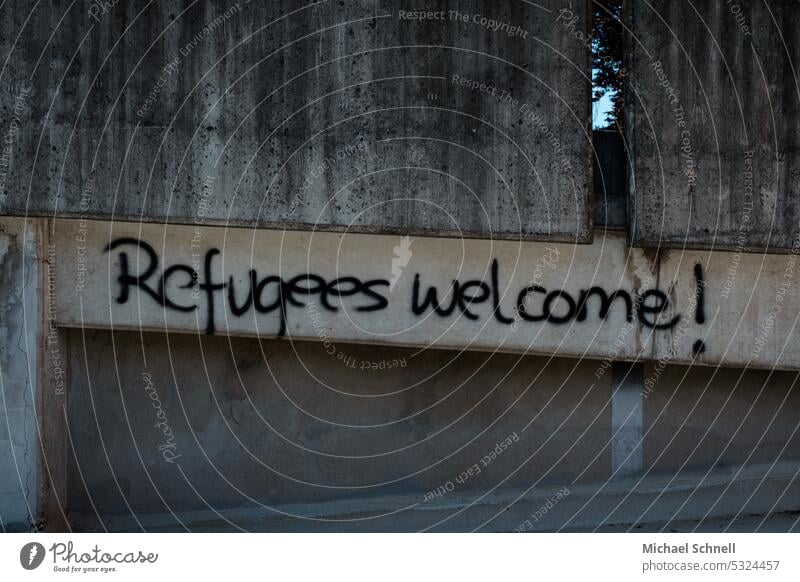 Schriftzug an Betonwand "Refugees welcome!" Flüchtlinge refugees welcome Politik & Staat Graffiti Solidarität Gerechtigkeit Menschlichkeit