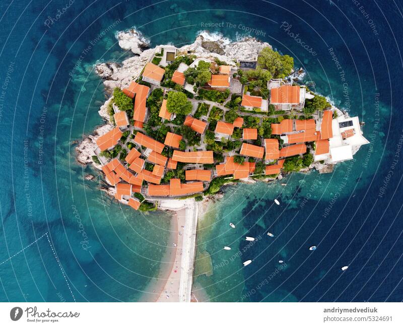 Luftbildfotografie. Luftaufnahme der Insel Sveti Stefan an einem schönen Sommertag, Montenegro aus einer fliegenden Drohne. Panoramablick von oben auf das Luxusresort St. Stefan. Tourismus und Freizeitkonzept.