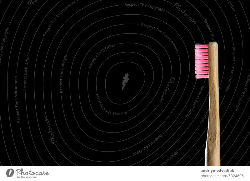 Umweltfreundliches Produktkonzept. Null-Abfall-Bambus-Zahnbürsten mit rosa Borste isoliert auf schwarzem Hintergrund. Biologisch abbaubares Material. Natürliche organische Holzbürsten. Schützt die Erde. Kopieren Raum