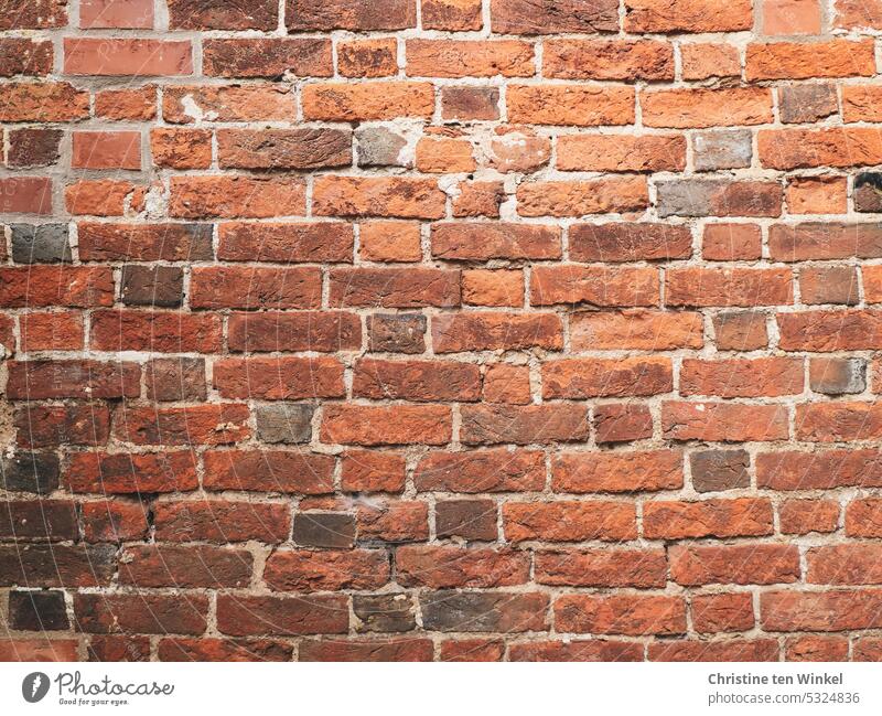 Eine alte verwitterte Backsteinwand Backsteinfassade Wand Mauer Fassade Backsteine ausgebessert rot Stein Strukturen & Formen vintage Gebäude braun Muster