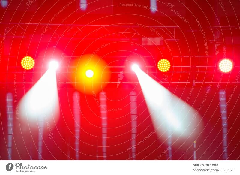 Defokussierte Lichter auf der Konzertbühne Bühnenbeleuchtung Konzert-Leuchten verschwommene Lichter Rampenlicht Rotlicht Abstraktion Hintergrund Farben