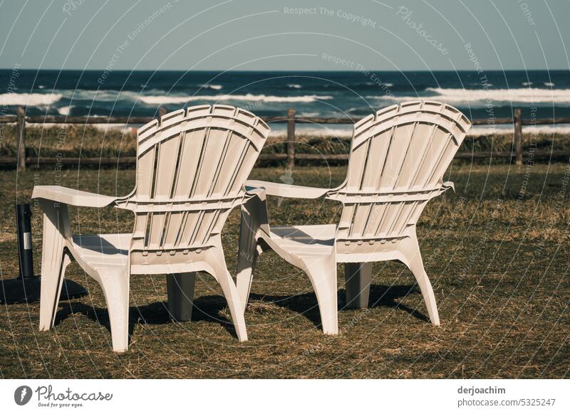 Zwei Urlauber Plätze am Pacific sind noch frei . stühle - outdoor Sitzgelegenheit Menschenleer Bestuhlung Stühle Meeresufer sitzen Farbfoto Stuhl Ozean Tag