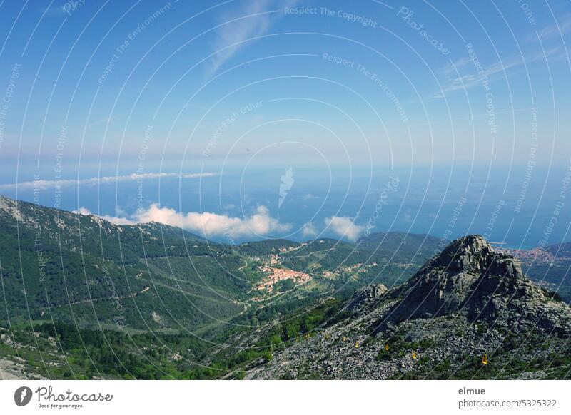 Blick vom Monte Capanne auf Elba, Wolken und das Mittelmeer / Seilbahn Cabinovia Berg Bergmassiv Ausblick Blog Granodiorit Gestein Bergwandern Höhenangst