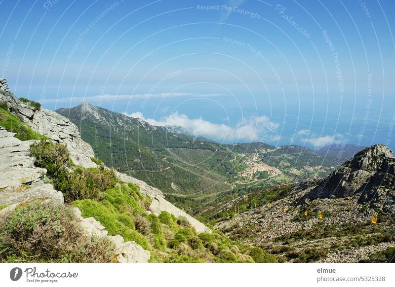 Blick vom Monte Capanne auf Elba und das Mittelmeer/ Seilbahn Cabinovia Berg Bergmassiv Ausblick Marciana Alta Blog Granodiorit Gestein Bergwandern Höhenangst