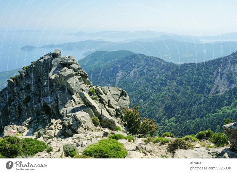 Blick vom Monte Capanne auf Elba und das Mittelmeer Berg Bergmassiv Ausblick Granodiorit Gestein Bergwandern Höhenangst Blog Gipfelstürmer Wolken