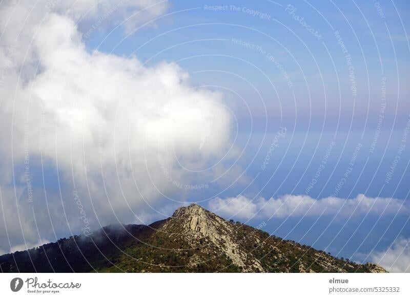 Blick vom Monte Capanne auf Elba, Wolken und das Mittelmeer Berg Bergmassiv Ausblick Blog Granodiorit Gestein Bergwandern Höhenangst Gipfelstürmer