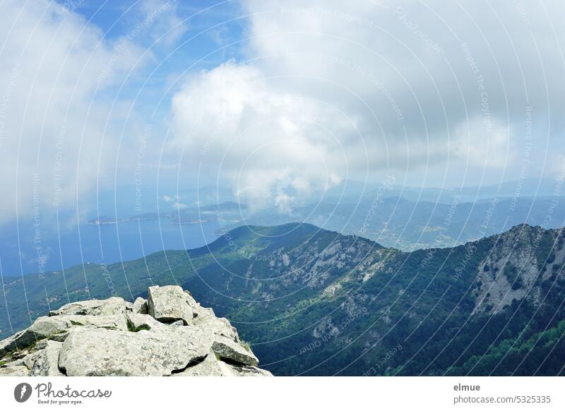 Blick vom Monte Capanne auf Elba und das Mittelmeer Berg Bergmassiv Ausblick Blog Granodiorit Gestein Bergwandern Höhenangst Gipfelstürmer Wolken
