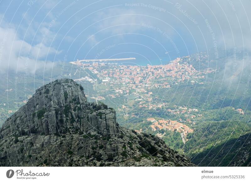 Blick vom Monte Capanne auf Elba (Marciana Marina / Marciana Alta), Wolken und das Mittelmeer Berg Bergmassiv Ausblick Blog Granodiorit Gestein Bergwandern