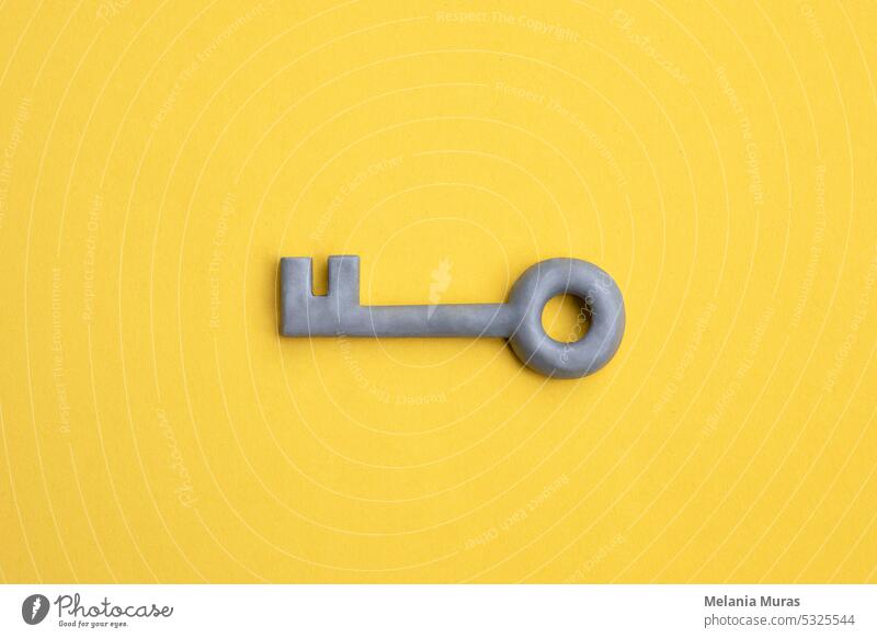 Plastilinschlüssel auf gelbem Hintergrund. Sicherheit, Schutzkonzept, Internet-Passwort, Sicherheitskonzept. Zugang oder Privatsphäre Symbol. Zugänglichkeit