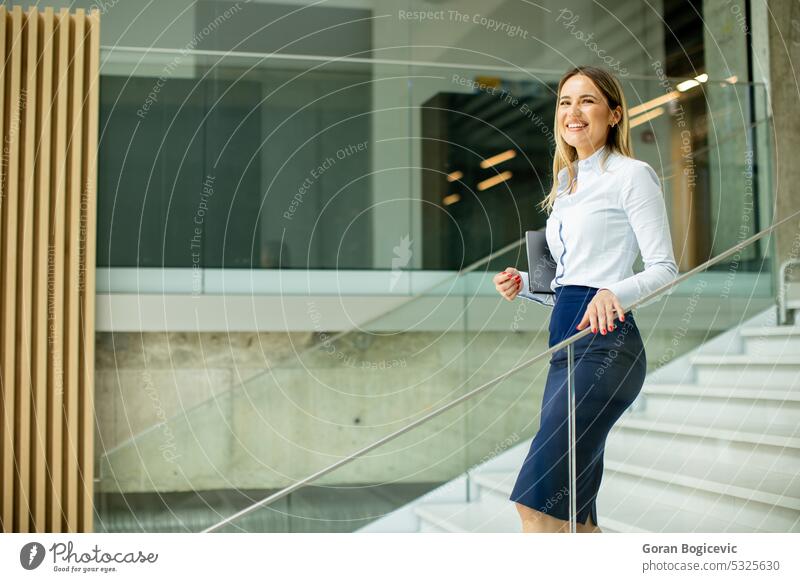 Yyoung Geschäftsfrau zu Fuß auf der Treppe in der Büroflur Erwachsener schön Gebäude Business Geschäftsleute kaukasische Ethnizität Mitarbeiterin tagsüber