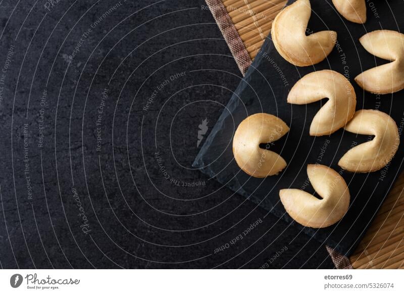 Traditionelle Glückskekse schwarzer Schiefer Hintergrund asiatisch Bäckerei blanko Chinesisch Nahaufnahme Konzept Cookies Knusprig Kultur Dessert Lebensmittel