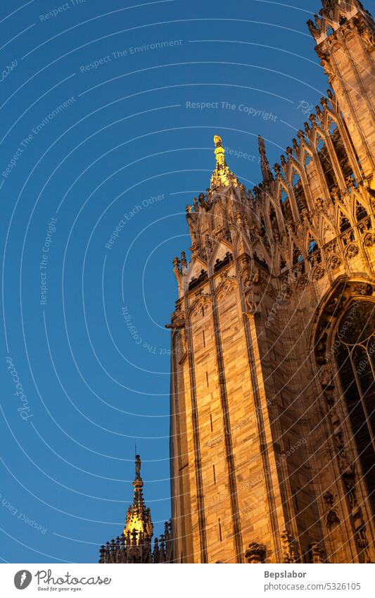 Schöne Mailänder Kathedrale Nahaufnahme Ansicht. Duomo di Milano Nahaufnahme Mailand Italien Bildhauerei Murmel Religion gotisch beleuchtet Sonnenuntergang