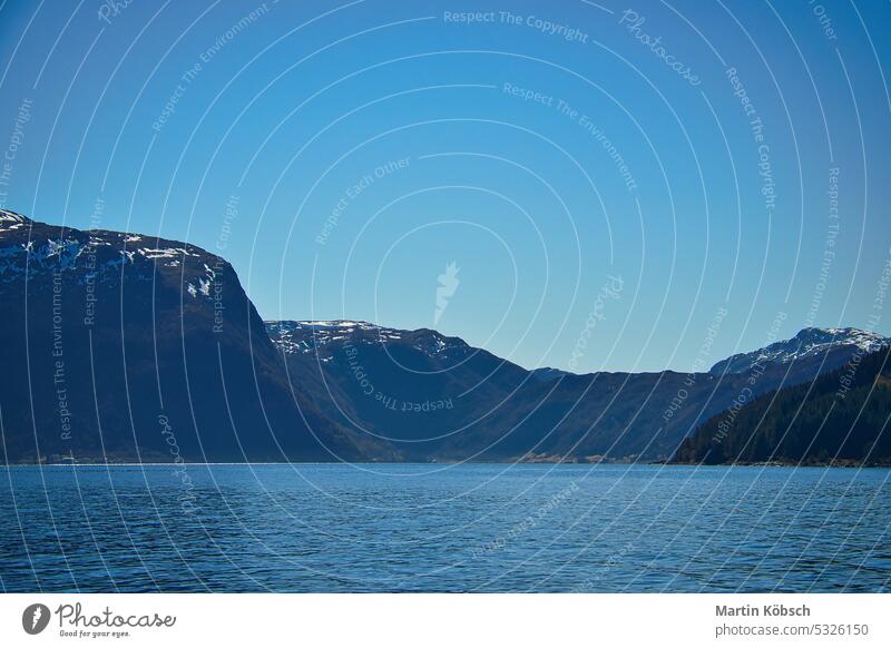 Fjord mit Blick auf Berge und Fjordlandschaft in Norwegen. Landschaft mit blauem Himmel Sonnenuntergang Berge u. Gebirge Erholung Natur Wildnis Panorama