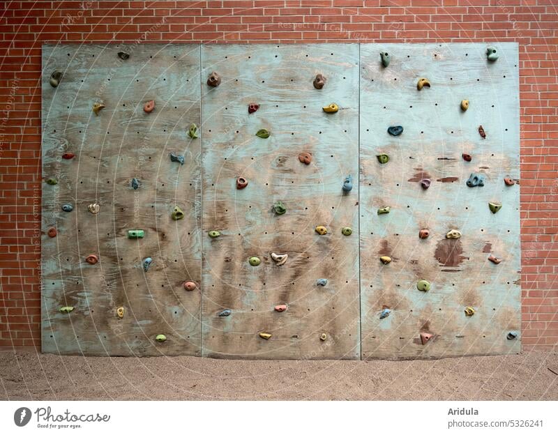 Kletterwand an einer Backsteinmauer Griffe Klettergriffe bunt gemischt Holz Holzplatten Bouldern Freizeit & Hobby Sport Klettern Wand Mauer Backsteinwand