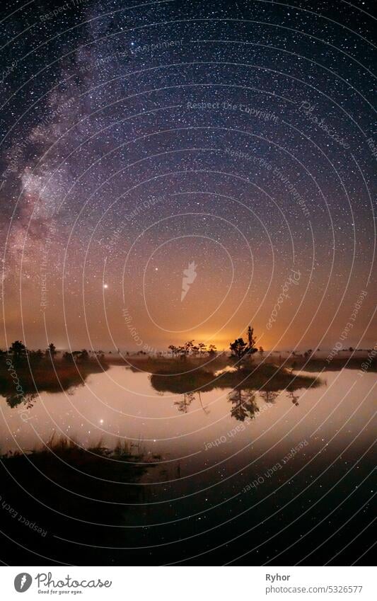 Milchstraße Galaxie in der Nacht Sternenhimmel über ländliche Landschaft im Sommer Saison. Real Bunte Nacht Sterne über Sumpf. Amazing Glowing Stars Effekte über Landschaft