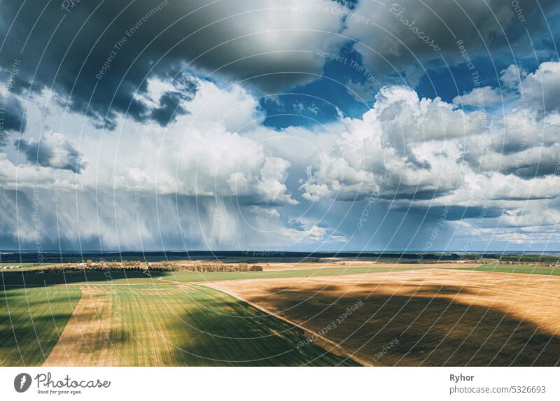 Scenic Sky With Fluffy Clouds On Horizon. Vogelperspektive Luftaufnahme. Amazing Natural Dramatic Sky With Rain Clouds Above Countryside Rural Field Landscape In Spring Summer Cloudy Day. Schönheit in der Natur