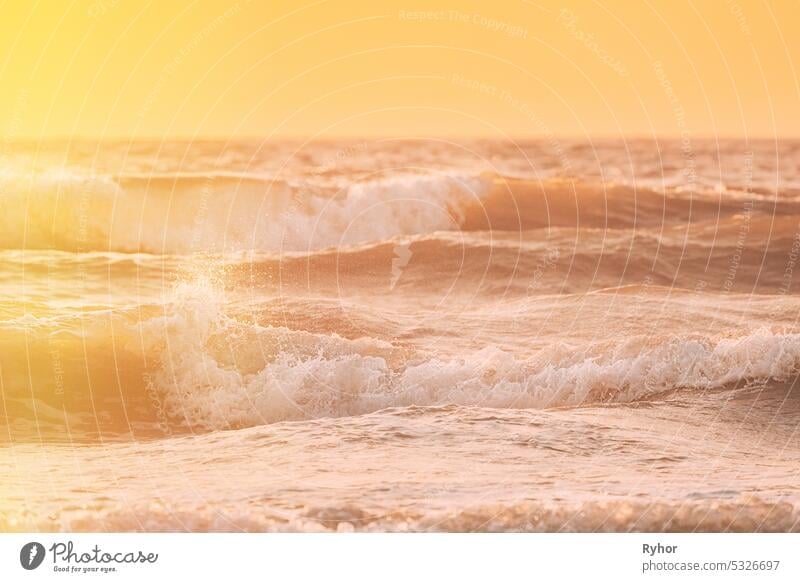 Riplpe Meer Ozean Wasseroberfläche mit kleinen Wellen. Nahaufnahme von Meeresschaum von brechenden Welle. Natürliche Sonnenuntergang Himmel warmen Farben. Schöne Natur Meereslandschaft
