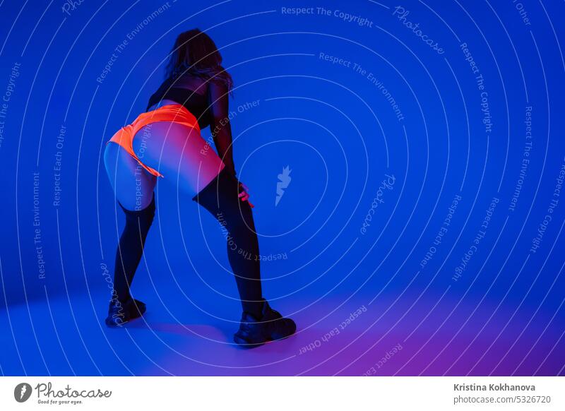 Rückenansicht von sexy Frau tanzen twerk von Gesäß auf Neon Studio Hintergrund attraktiv schön Schönheit Körper Tanzen Tänzer Mädchen Model Bewegung Musik