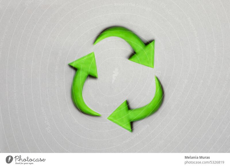 3d Recycling-Symbol aus Knetmasse. Nachhaltigkeitskonzept auf grauem Hintergrund. Grüne Erde recyceln Konzept. abstrakt Pfeil Pfeile Biografie Pflege kreisen