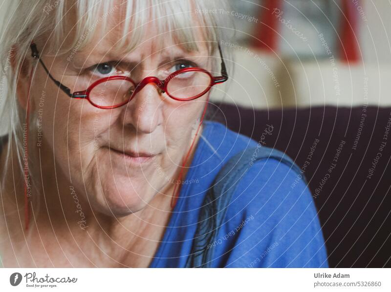 MainFux | Willma sieht alles - sehr skeptischer Blick einer Frau mit Brille und grauem Haar graues Haar Mensch Seniorin Porträt Gesicht Innenaufnahme Erwachsene
