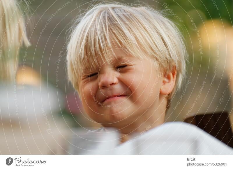 kleiner Junge, mit geschlossenen Augen... Kind Porträt lachen Freude frech Glück Kindheit Augen geschlossen Gesicht Fröhlichkeit Zufriedenheit