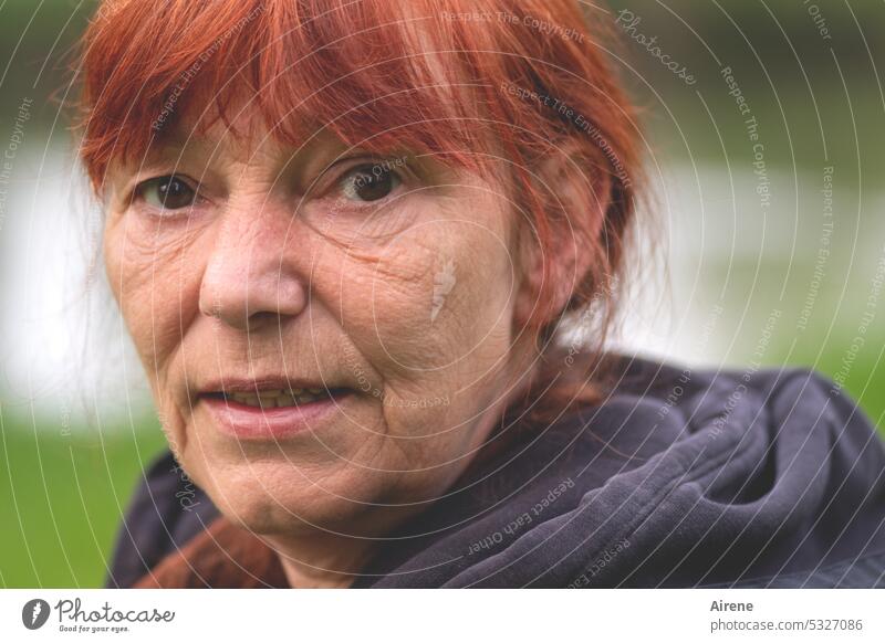 MainFux | Es gibt so Tage... Frau Porträt Erwachsene Kopf Mensch Gesicht feminin Denken nachdenklich ernst Blick in die Kamera ruhig 45-60 Jahre intensiv