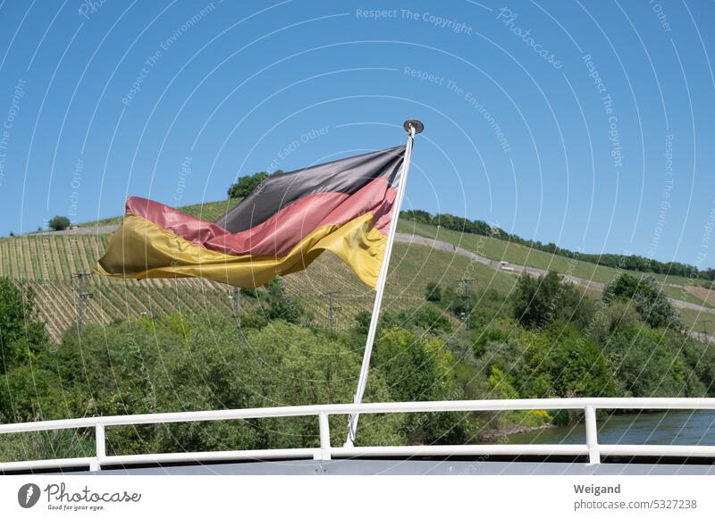 Deutschlandfahne im Wind auf einem Schiff Weinberge Fahne Flagge Deutschlandflagge Nationalismus Franken Main Gesellschaft Wahl Bundestagswahl Politik