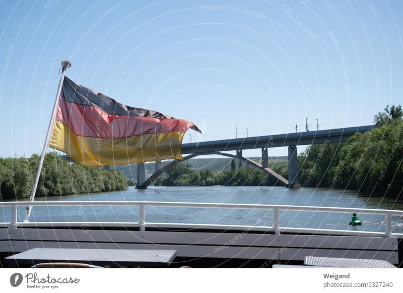 Deutschlandfahne im Wind auf einem Schiff vor einer Brücke Main Gesellschaft Fahne Politik Flagge Wasser