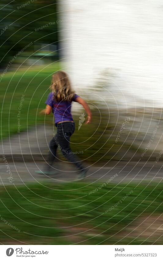 Kind in Bewegung Kindheit Bewegungsunschärfe laufen Spaß haben Sommer Freude Spielen spielen Mädchen Lebensfreude lebhaft draußen Fröhlichkeit Außenaufnahme