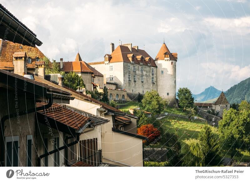 Schloss mit Häuser im Vordergrund gruyer Schweiz Tourismus Dach dächer Dächer Himmel Gebäude Haus Architektur Burg oder Schloss historisch Gruyère