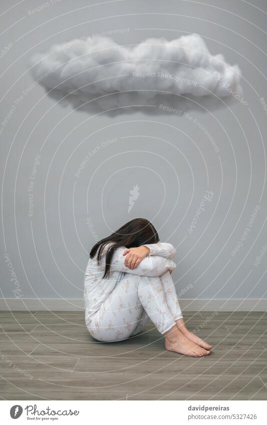Frau mit psychischer Störung und Selbstmordgedanken weint unter einer dunklen Wolke unkenntlich selbstmörderisch Gedanken mental Gesundheit Erkrankung