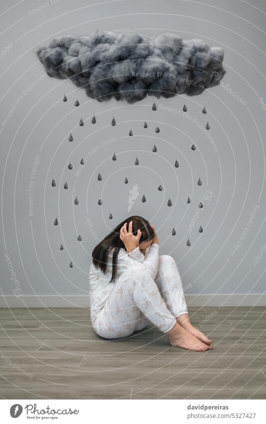 Frau mit psychischer Störung und Selbstmordgedanken unter einer dunklen Gewitterwolke und Regentropfen unkenntlich Erkrankung mental Gedanken selbstmörderisch
