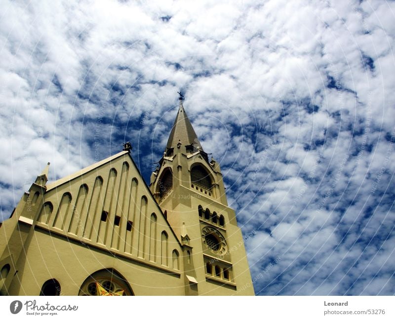 Afrikanische Kirche Religion & Glaube Wolken Dom Kathedrale Himmel blau Perspektive Turm Rücken